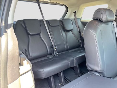 Used 2025 Kia Carnival FWD image 27