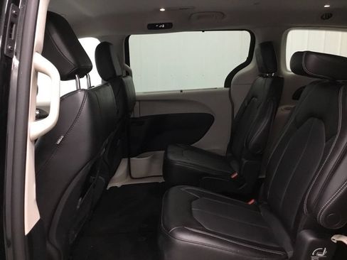 Used 2023 Chrysler Pacifica Touring-L AWD/4WD image 12