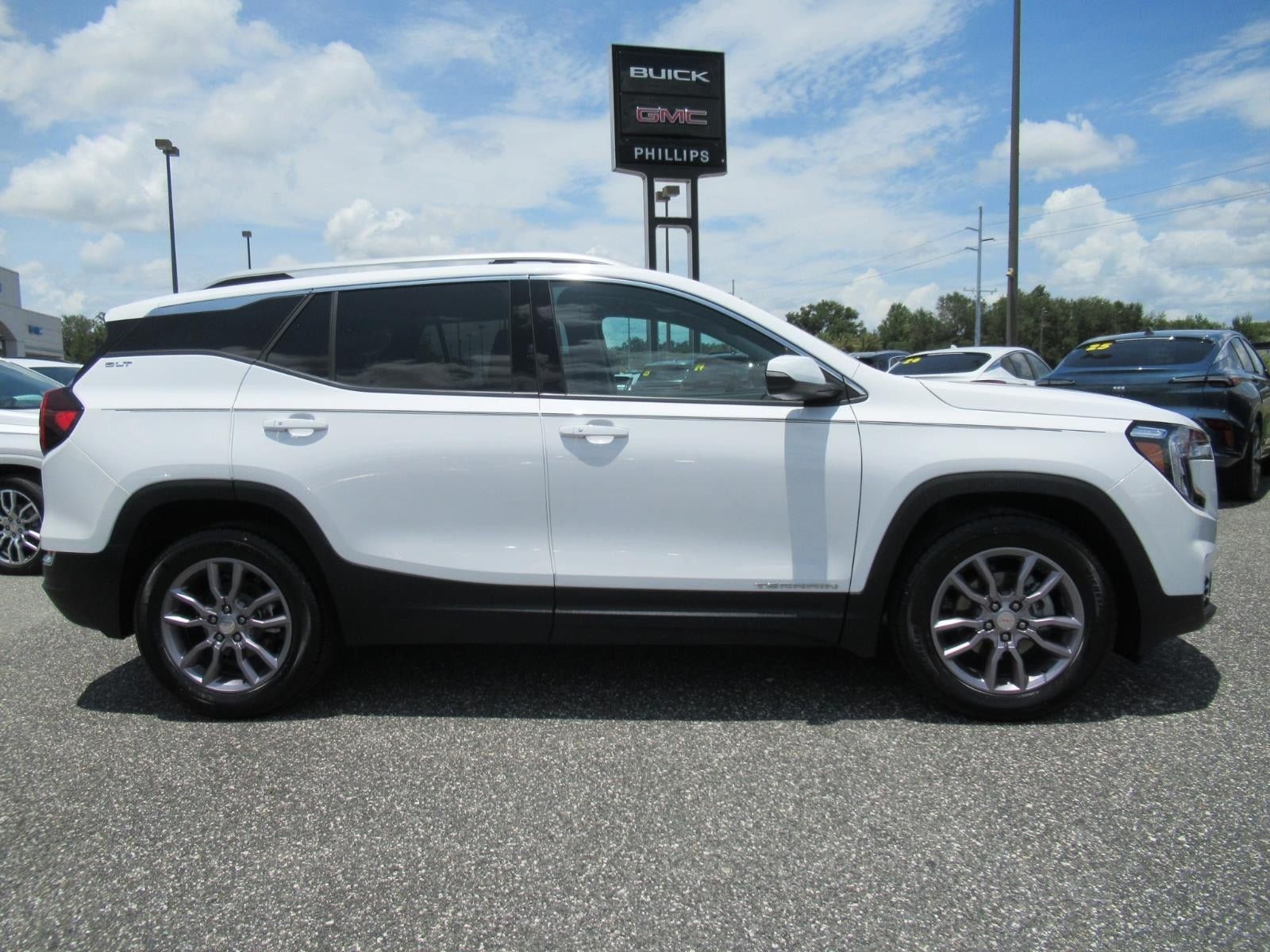 Used 2023 GMC Terrain SLT FWD image 2