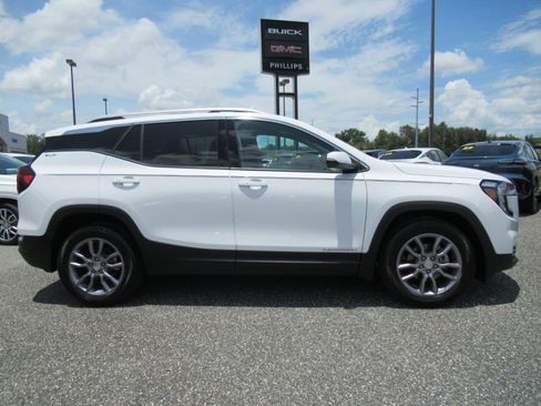 Used 2023 GMC Terrain SLT FWD image 2
