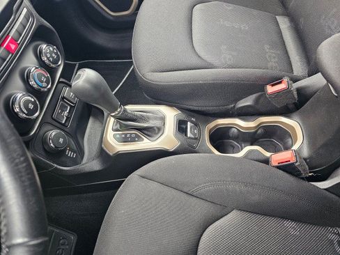 Used 2015 Jeep Renegade Latitude AWD/4WD image 31