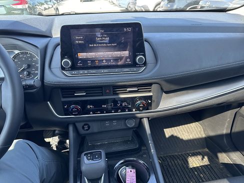 Certified 2025 Nissan Rogue SV w/ SV Premium Package AWD/4WD image 17