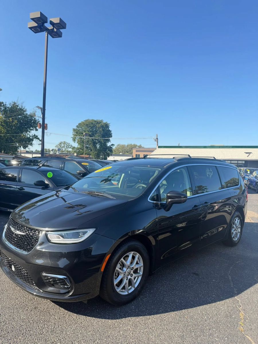 Used 2022 Chrysler Pacifica Touring-L w/ Uconnect Theater Family Group FWD image 2
