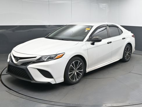 Certified 2020 Toyota Camry SE image 4