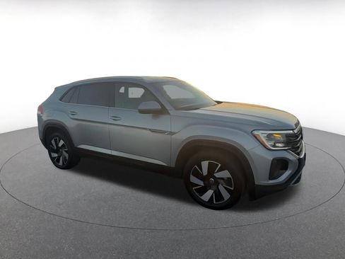 Used 2025 Volkswagen Atlas Cross Sport SE image 2