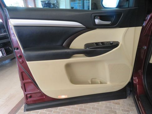 Used 2019 Toyota Highlander SE image 13