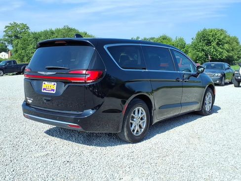 Used 2024 Chrysler Pacifica Touring-L FWD image 11
