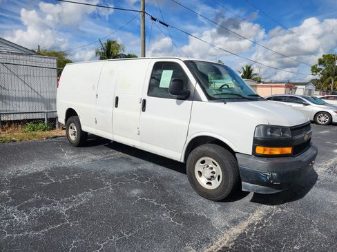 Used 2019 Chevrolet Express 2500 Extended image 3