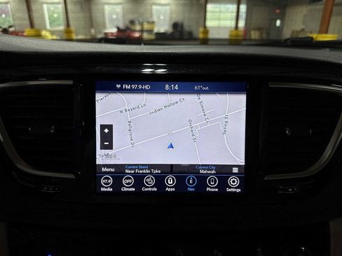 Used 2019 Chrysler Pacifica Limited image 21