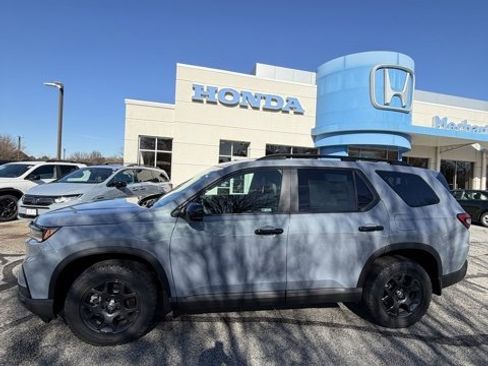 New 2025 Honda Pilot TrailSport image 2