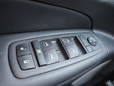 Used 2022 Jeep Grand Cherokee Limited image 22