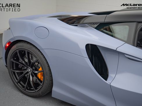 Used 2024 McLaren Artura image 7