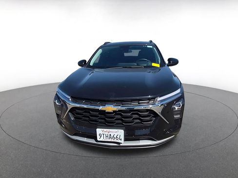 Used 2025 Chevrolet Trax LT w/ LT Convenience Package image 2