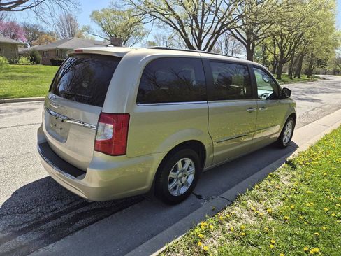 Used 2011 Chrysler Town & Country Touring w/ Entertainment Group #1 FWD image 7