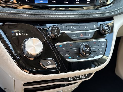 Used 2022 Chrysler Pacifica Touring-L image 35