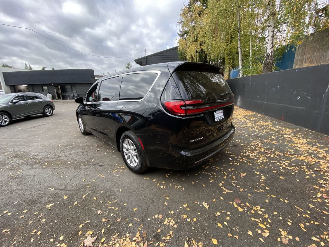 Used 2025 Chrysler Pacifica Select FWD image 4