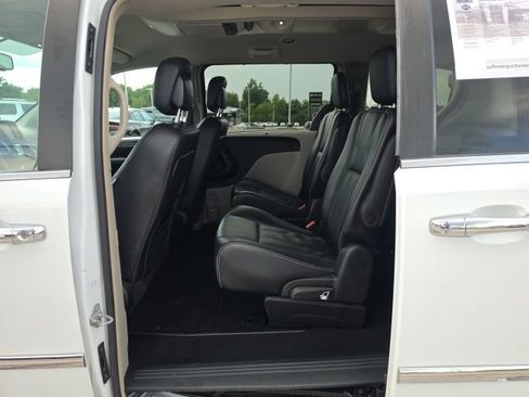 Used 2015 Chrysler Town & Country Touring w/ Driver Convenience Group FWD image 19