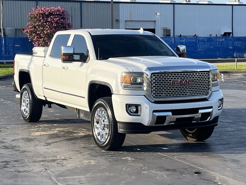 Used 2016 GMC Sierra 2500 Denali w/ Duramax Plus Package AWD/4WD image 3