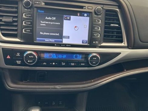 Used 2018 Toyota Highlander XLE AWD/4WD image 12