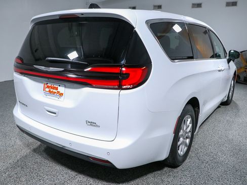 Used 2024 Chrysler Pacifica Touring-L FWD image 7