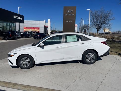 New 2026 Hyundai Elantra SE image 2