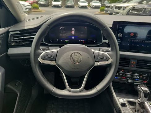 Used 2025 Volkswagen Jetta SE FWD image 9