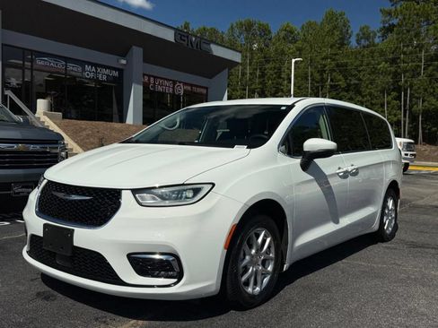 Used 2023 Chrysler Pacifica Touring-L FWD image 1