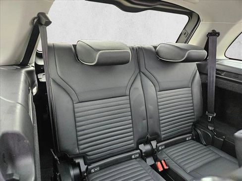 Used 2017 Land Rover Discovery First Edition image 20