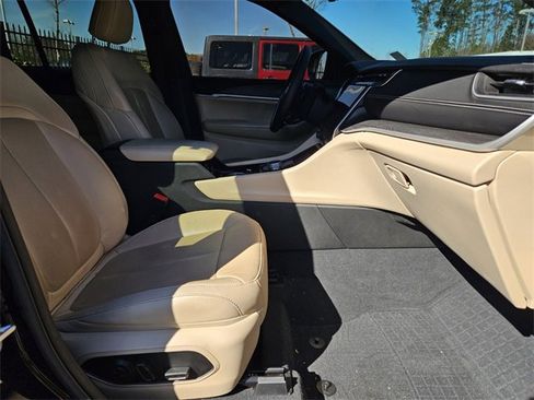 Used 2023 Jeep Grand Cherokee Limited w/ Luxury Tech Group II image 7