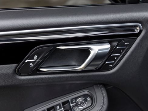 Certified 2026 Porsche Macan AWD/4WD image 22
