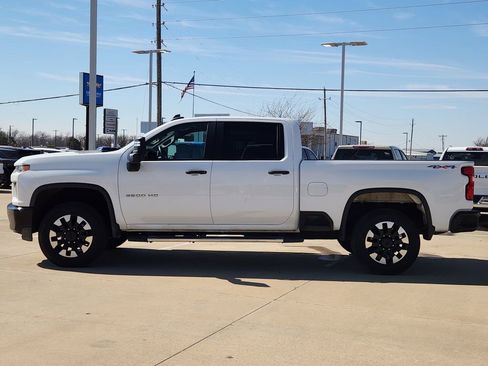 Used 2020 Chevrolet Silverado 2500 Custom w/ Custom Value Package image 4