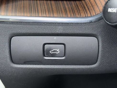 Used 2023 Volvo XC60 B5 Ultimate AWD/4WD image 28