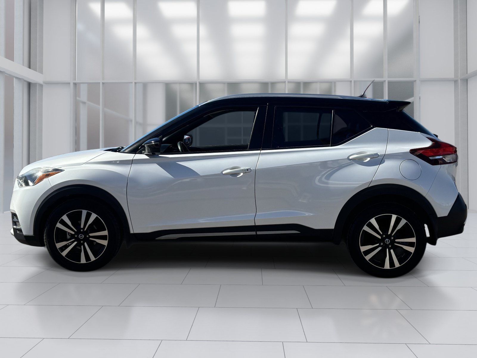 Used 2020 Nissan Kicks SR w/ SR Premium Package FWD image 3