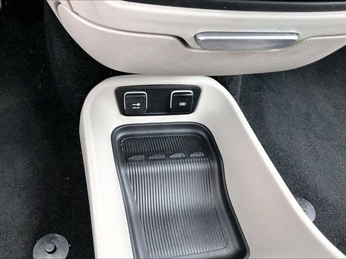 Used 2017 Chrysler Pacifica Touring-L w/ Tire & Wheel Group FWD image 31