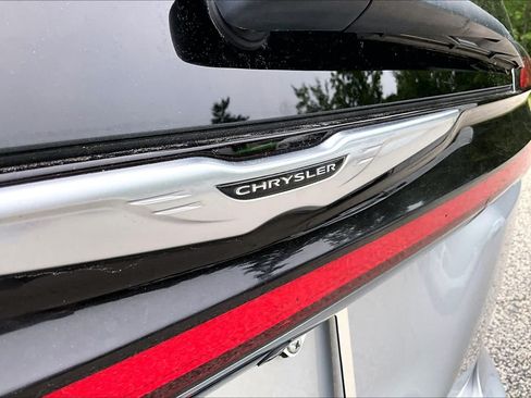Used 2023 Chrysler Pacifica Touring-L FWD image 33