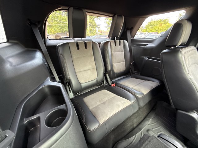 Used 2017 Ford Explorer XLT w/ Equipment Group 202A AWD/4WD image 37