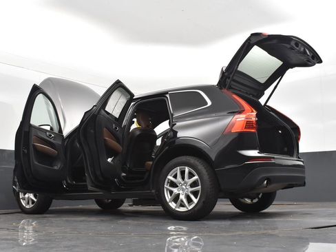 Used 2021 Volvo XC60 T5 Momentum image 32