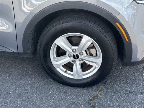 Used 2023 Kia Sorento LX image 7