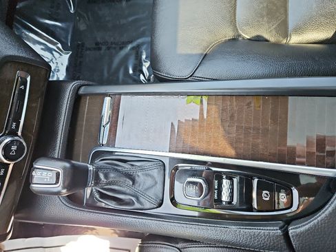 Used 2018 Volvo XC90 T6 Momentum w/ Momentum Plus Package AWD/4WD image 24