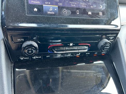 Used 2023 Jeep Grand Cherokee L Laredo image 28