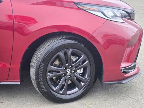 Used 2025 Toyota Sienna XSE AWD/4WD image 9