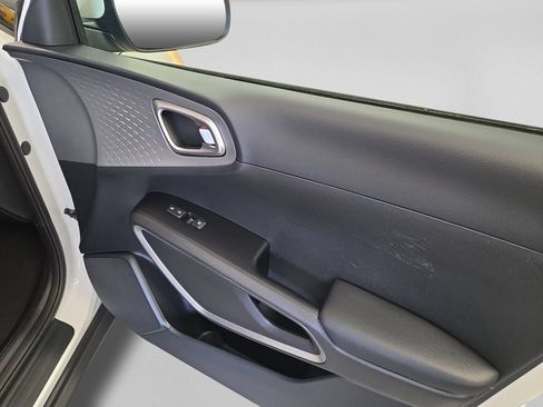 Used 2025 Kia Soul LX FWD image 22
