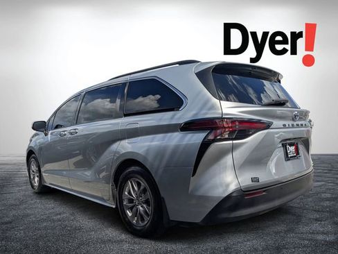 Used 2021 Toyota Sienna XLE w/ XLE Plus Package FWD image 3
