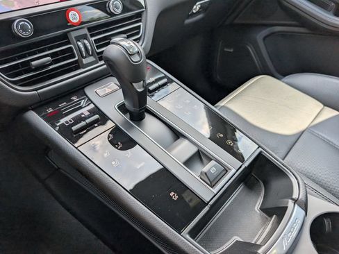 Certified 2026 Porsche Macan AWD/4WD image 16