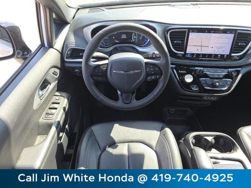 Used 2024 Chrysler Pacifica Limited FWD image 25