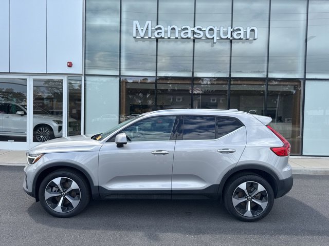 Certified 2025 Volvo XC40 B5 Plus AWD/4WD image 2