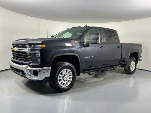 Used 2024 Chevrolet Silverado 3500 LT w/ Z71 Off-Road Package AWD/4WD image 3