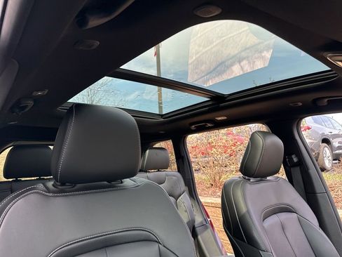 Used 2025 Jeep Grand Cherokee Limited w/ Black Appearance Package image 29