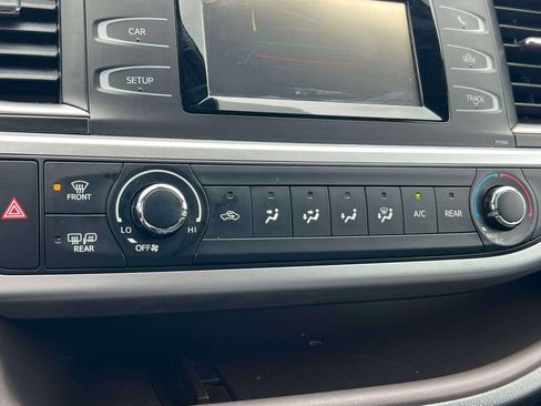 Used 2018 Toyota Highlander LE AWD/4WD image 28
