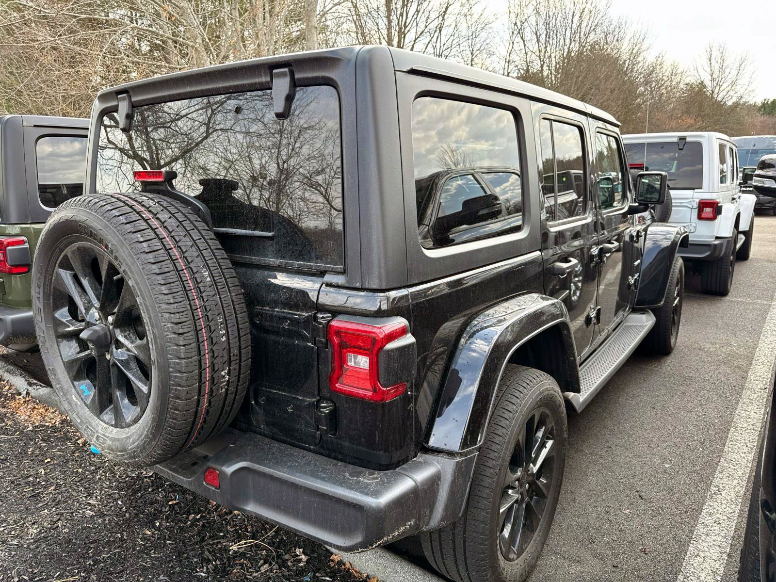 Used 2023 Jeep Wrangler Unlimited Sahara w/ Cold Weather Group AWD/4WD image 2